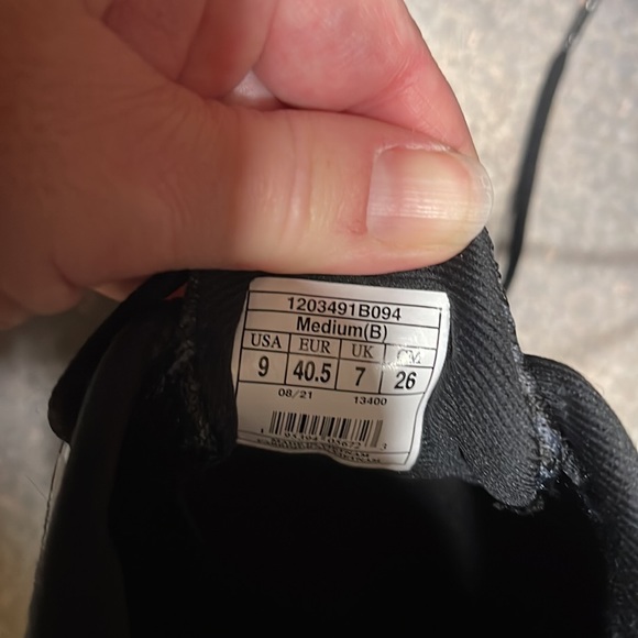 Brooks running shoe size 9. Worn handful of times. - Picture 5 of 7